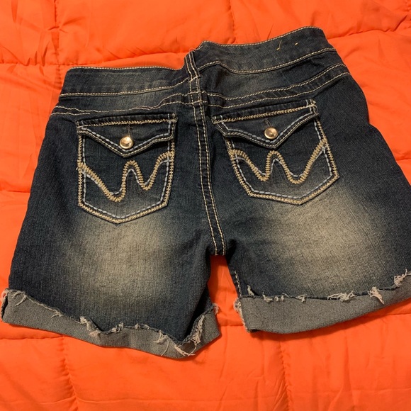 Distressed shorts - Picture 2 of 3